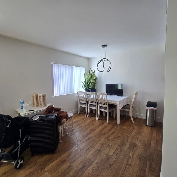 Building Photo - 916 S Sherbourne Dr