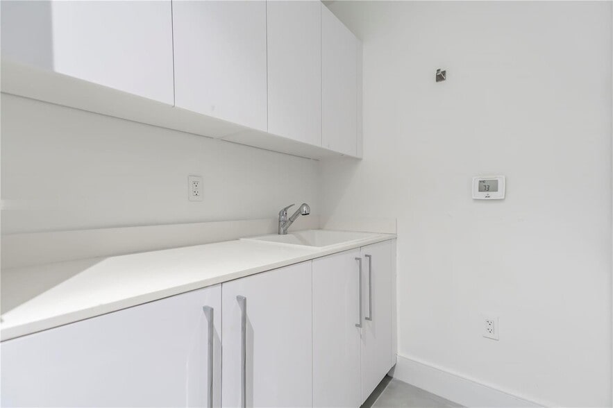 Building Photo - 15701 Collins Ave