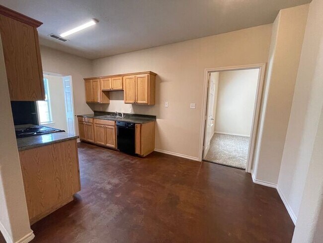 Building Photo - (( SUMMER SPECIAL!!)) Lovely 3/2 Duplex Ho...