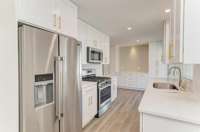 Building Photo - 935 Elmwood Ln