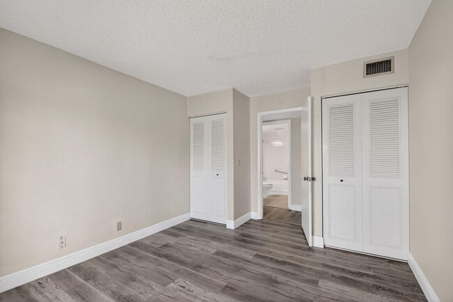 Building Photo - 1013 Green Pine Blvd