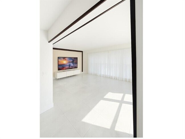 Building Photo - 751 Hollywood Blvd