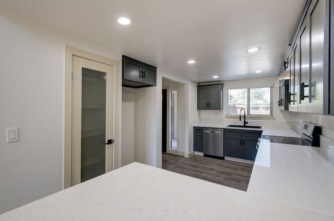 Building Photo - 1208 Rose Ave