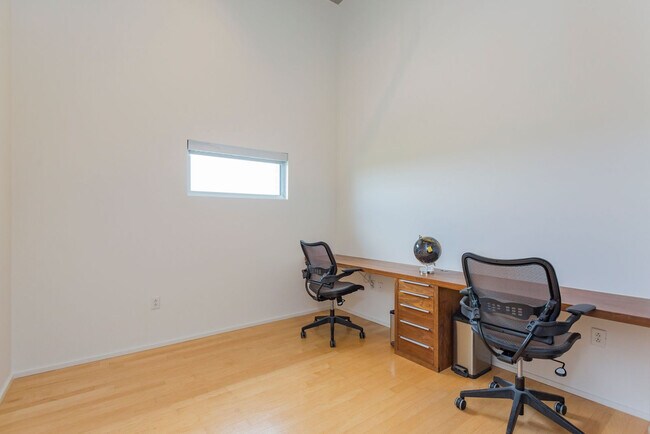 Building Photo - 2115 Yeaman Pl