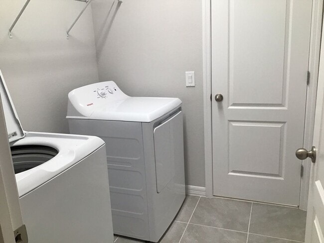 Building Photo - GREAT TOWNHOUSE  3 BEDROOM 2.5 BATHROOM  IN ASTERA