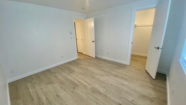 Building Photo - Alki 7