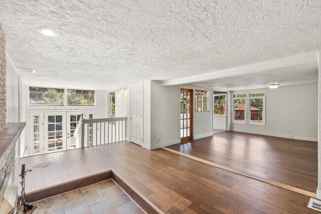 Building Photo - 135 S Path