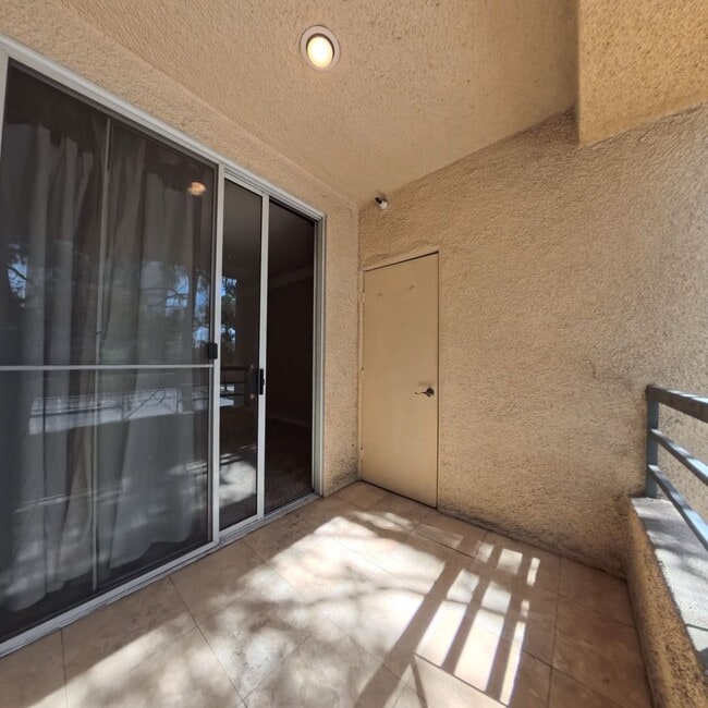 Building Photo - 220 E Flamingo Rd