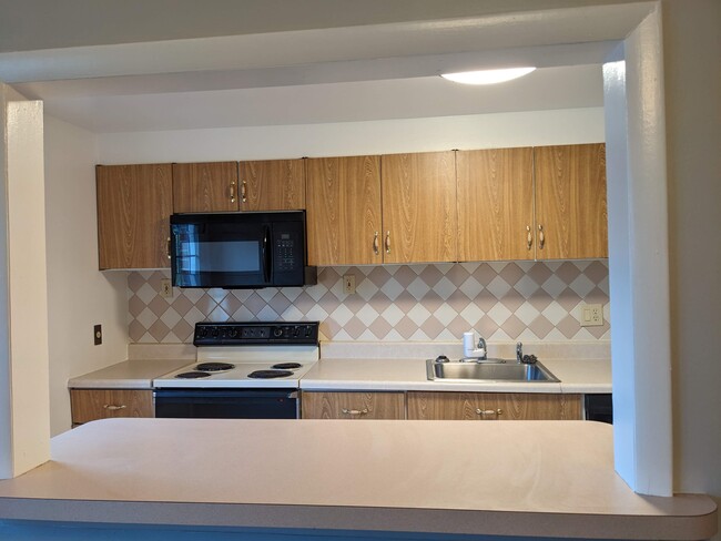 Building Photo - 983 Regina Dr