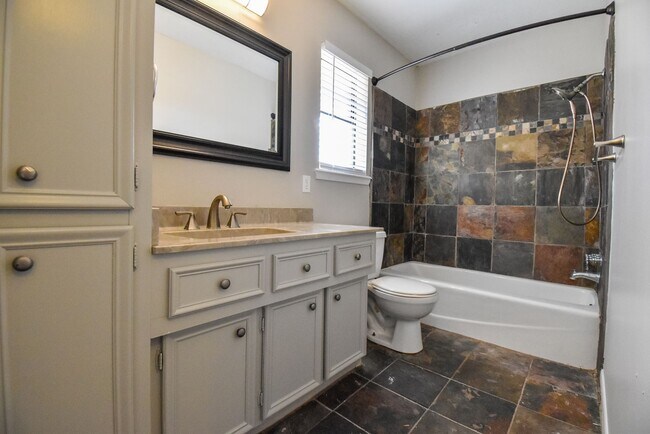 Building Photo - Available Now! Stunning 3 Bed 2 Bath in Fl...