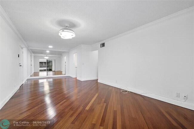 Building Photo - 6211 Bay Club Dr