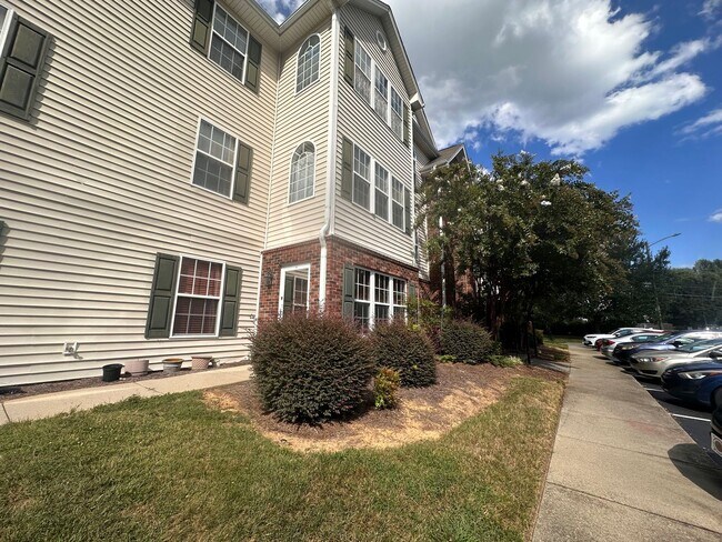 Building Photo - Cozy 2BR 2BA Condo in High Point