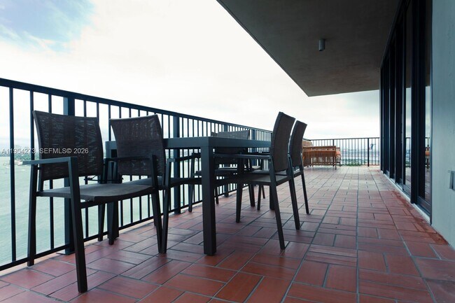 Building Photo - 1000 Venetian Way