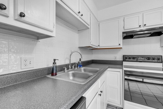 Building Photo - Charming 2 Bedroom Florida Cottage in Convenient Location!!