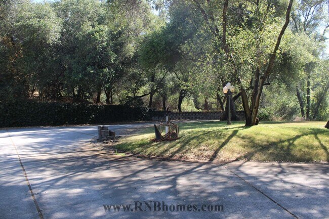 Building Photo - 677 Hoppe Ln