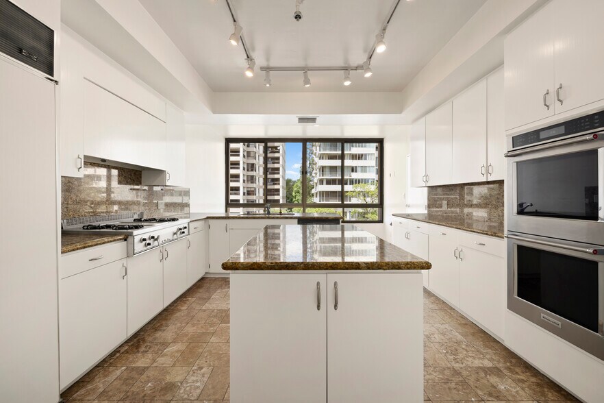 Building Photo - 10430 Wilshire Blvd