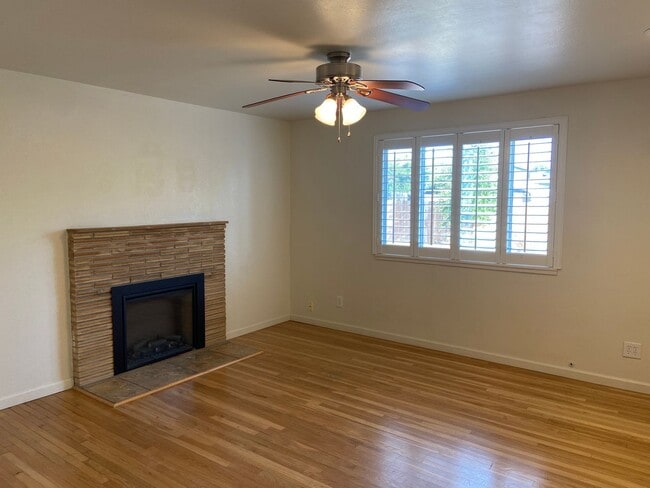 Building Photo - Folsom 3 Bdrm, 2 bath