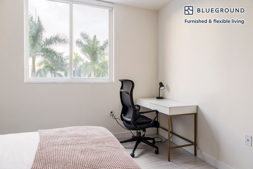 Building Photo - 3880 NE 6th Ave