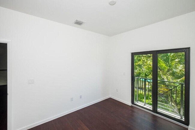 Building Photo - 1036 NE 33rd St