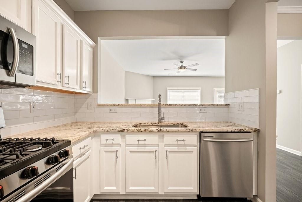 Building Photo - 2045 Lakeshore Overlook Dr