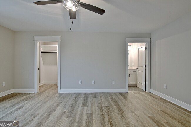 Building Photo - 190 Redhaven Dr