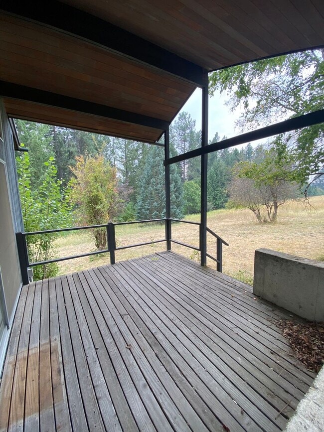Building Photo - Country Living within one mile to town