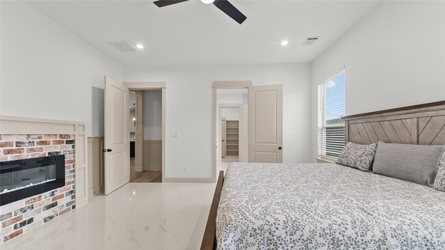 Building Photo - 517 Moore St