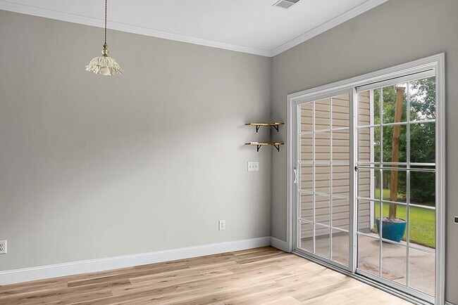 Building Photo - 3 bedroom, 2.5 Townhome