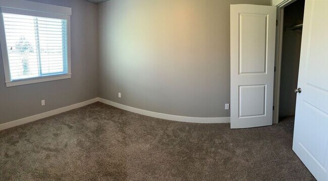 Building Photo - Spacious Townhome with 1 car garage w/ Mountain Views