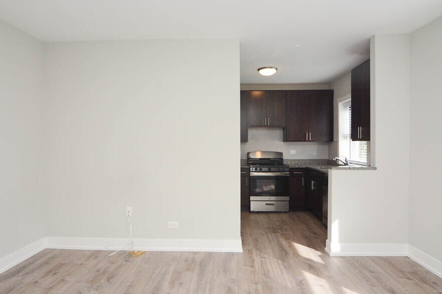 Building Photo - 722 W Brompton