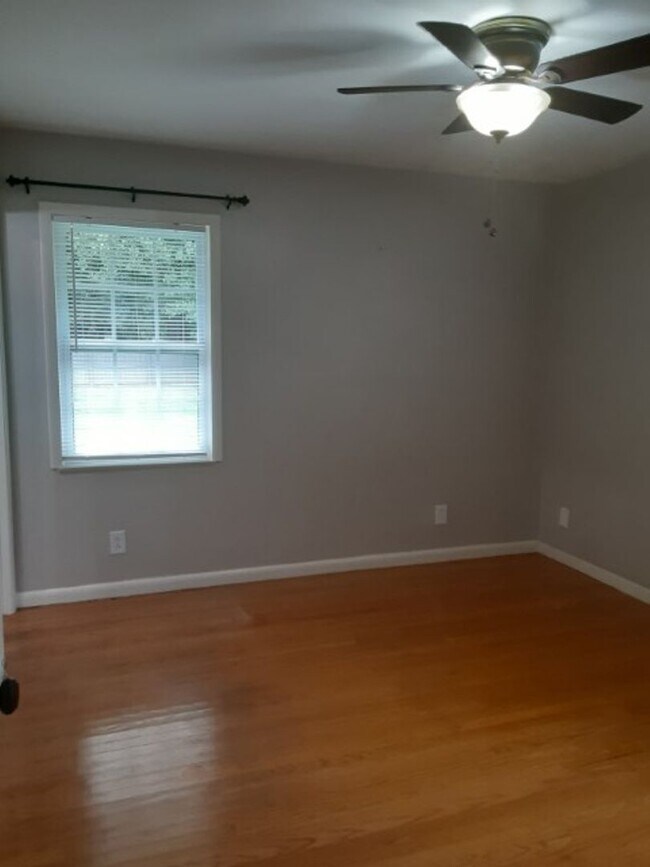 Building Photo - Hard to Find Rancher in Oak Ridge with 2 car garage