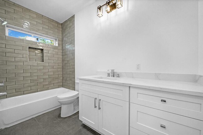 Building Photo - 2122 Oatfield Dr