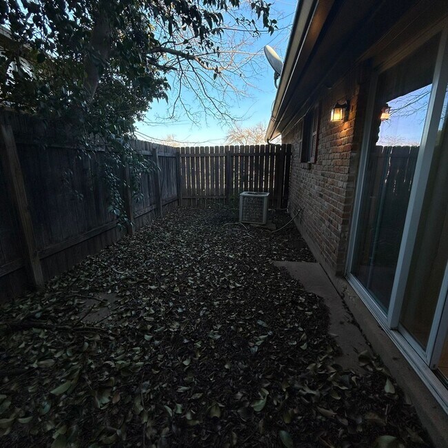 Building Photo - 7208 Creekside Dr