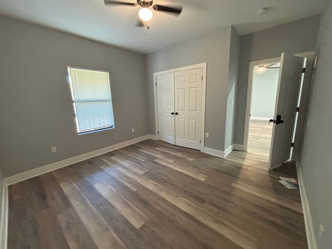 Building Photo - 5 bedrooms!! Remodeled top to bottom!