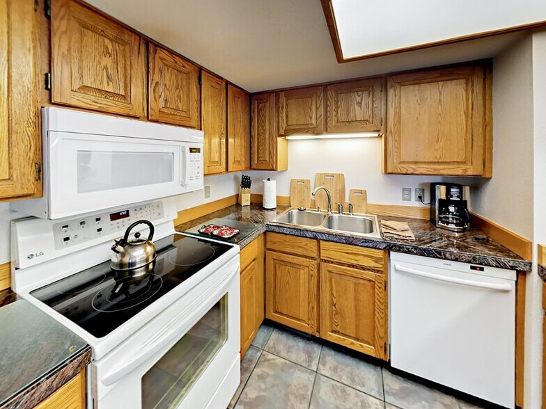 Building Photo - 8014 S Sunnyoak Cir