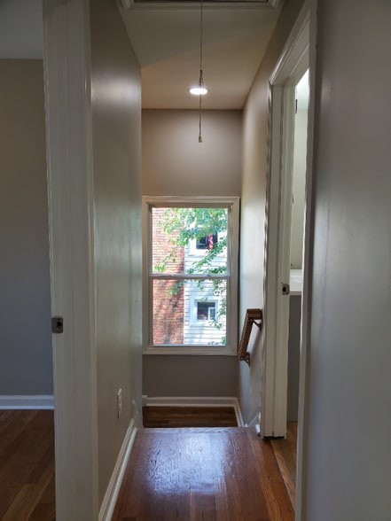 Building Photo - 952 Lilley Ave