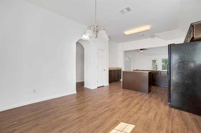 Building Photo - 15100 Parrish Ln