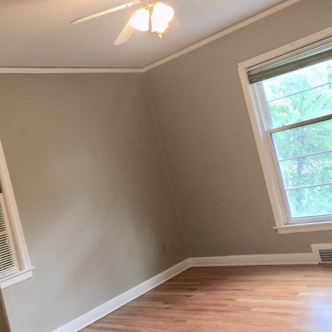 Building Photo - Large brick home, 3 fireplaces, Raytown sc...