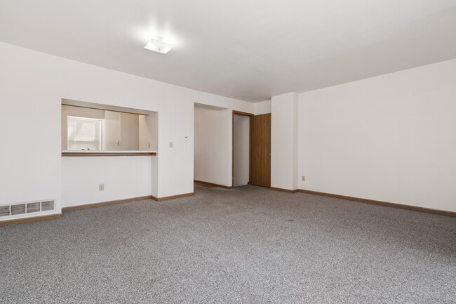 Building Photo - 1121 W Hillcrest Dr