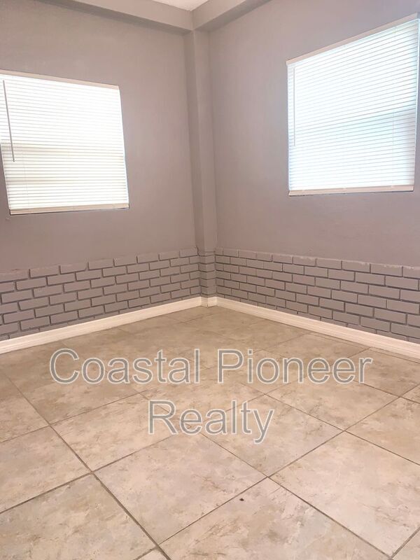 Building Photo - 3015 Deleuil Ave