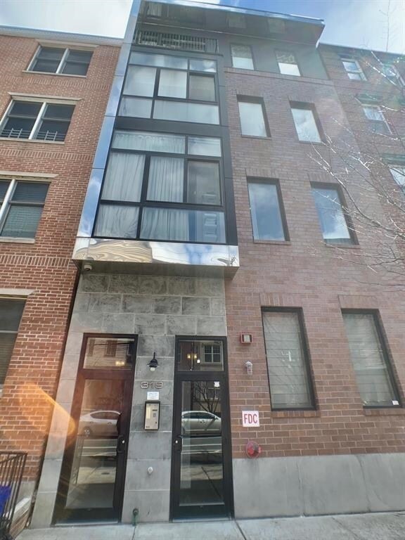 Building Photo - 319 Monroe St