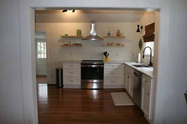 Electric Stove - 705 Stevens Ave NE