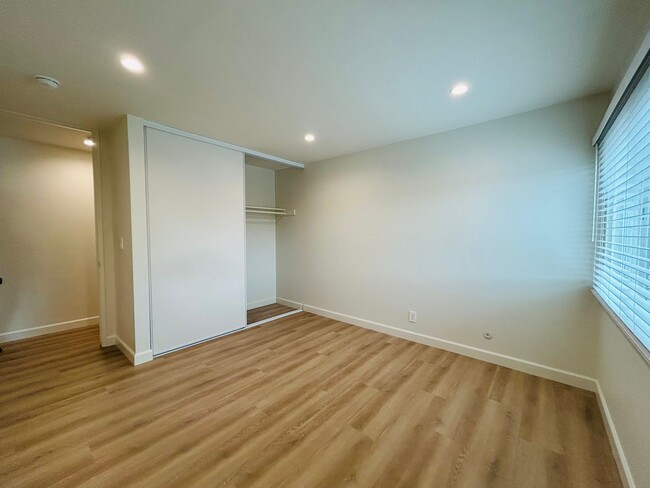 Building Photo - Newly Renovated Top Floor Two Bedroom Two ...