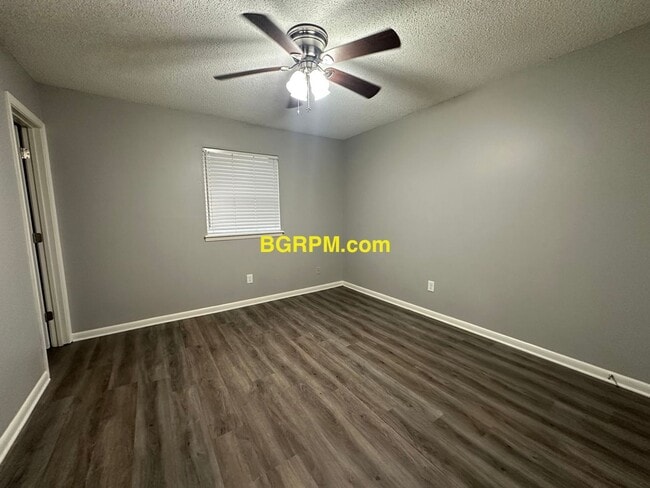 Building Photo - 3 BD, 1 1/2 BA, Home in Jacksonville