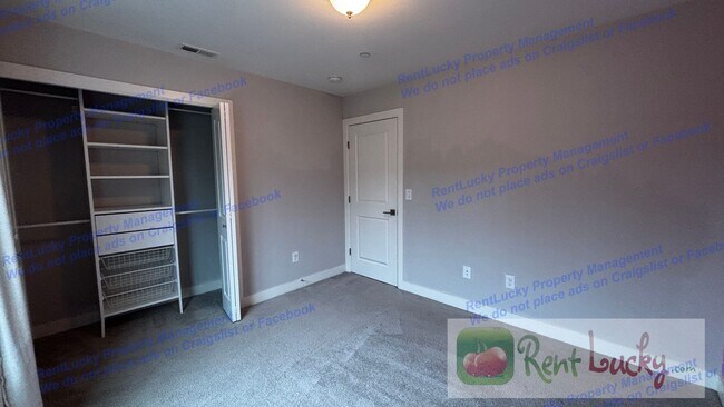 Building Photo - Spacious Issaquah Townhome w/ Entry-Level Suite & 2-Car Garage