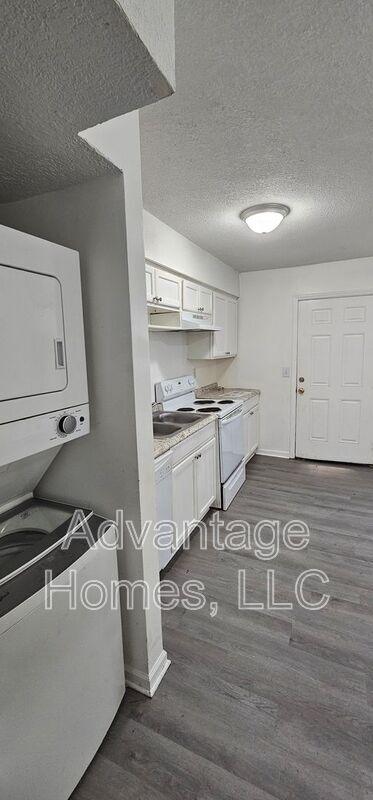 Building Photo - 702 N 70th St