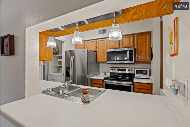 Building Photo - Downtown Third-Floor Penthouse Condo