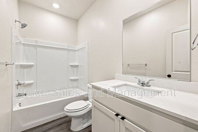 Building Photo - 10912 Oak Hollow Dr