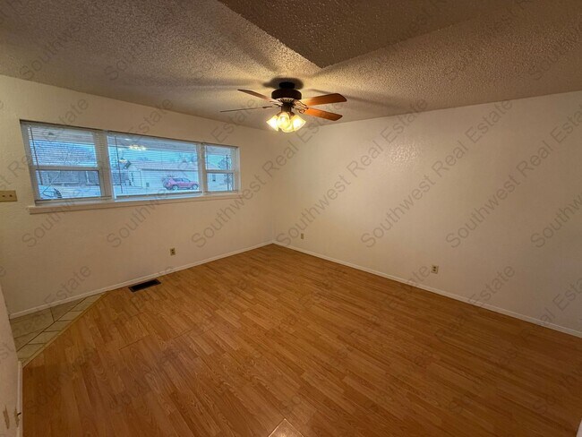 Building Photo - Cute 3 bedroom 2 bath brick home.