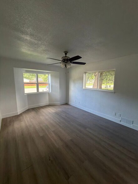 Building Photo - 550 Glen Oaks Blvd